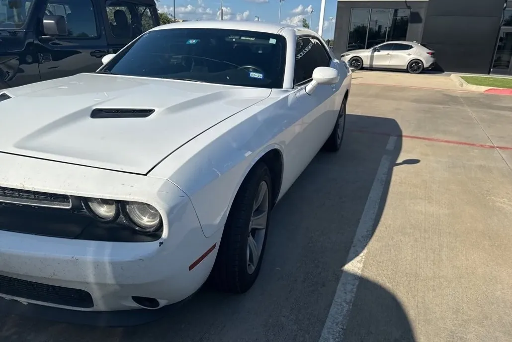 2015 Dodge Challenger SXT photo 1