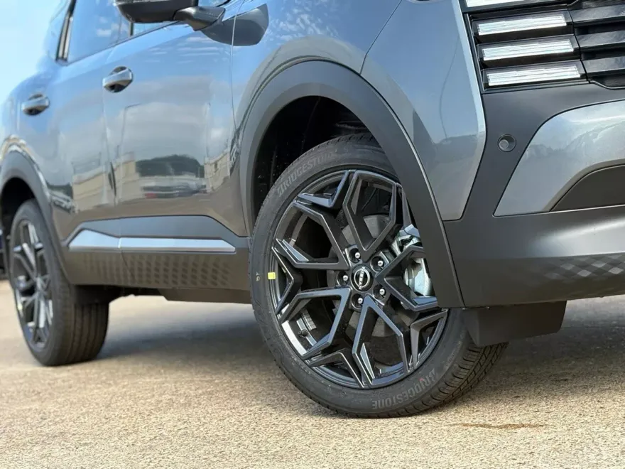 2026 Nissan Kicks SR photo 1