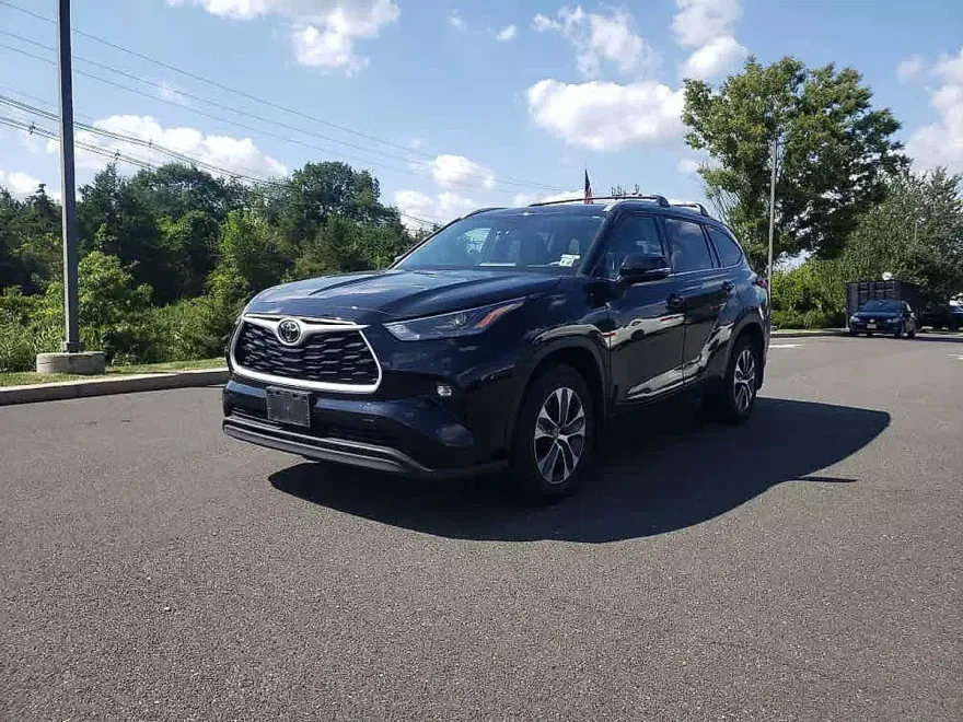 2022 Toyota Highlander XLE photo 1