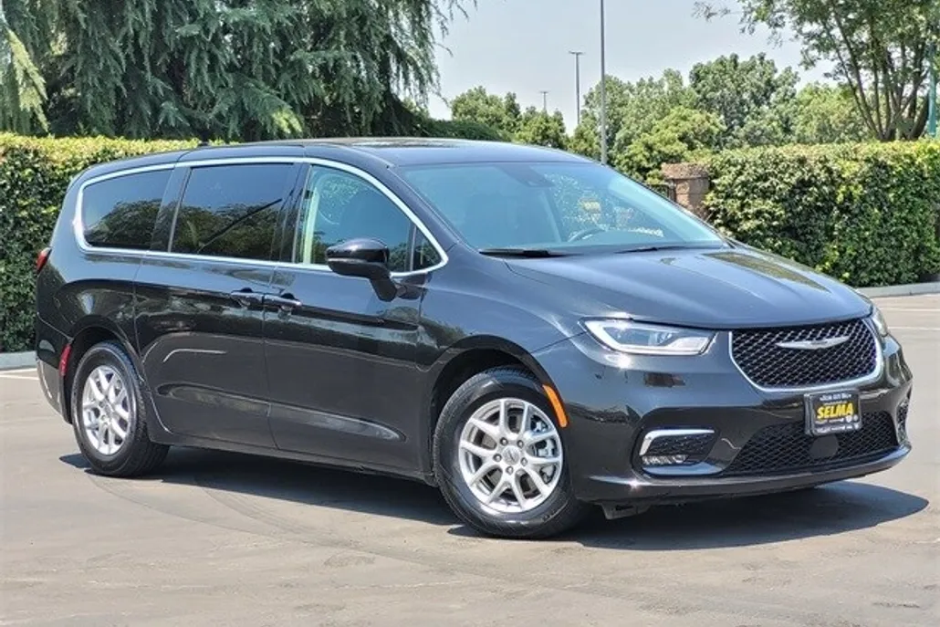 2023 Chrysler Pacifica Touring L photo 1