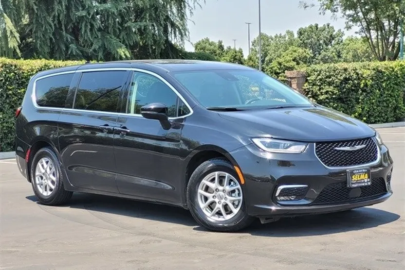 2023 Chrysler Pacifica Touring L photo 1