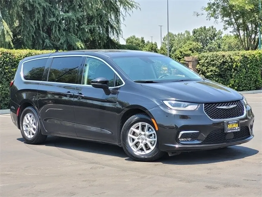 2023 Chrysler Pacifica Touring L photo 1