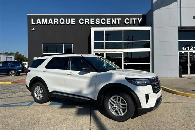 2025 Ford Explorer photo 1