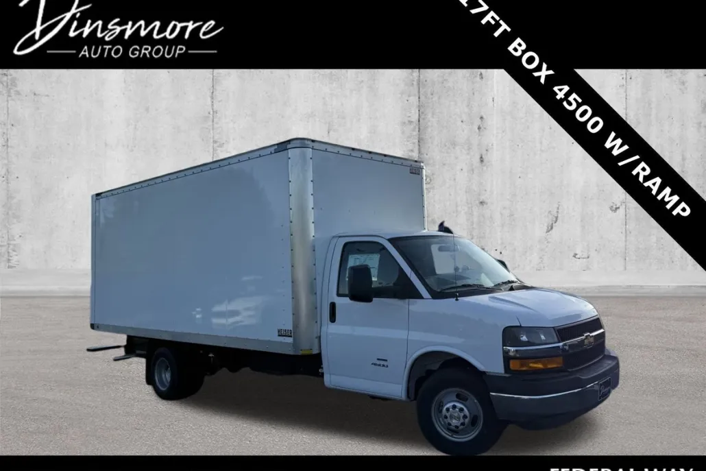 2024 Chevrolet Express Cutaway photo 1