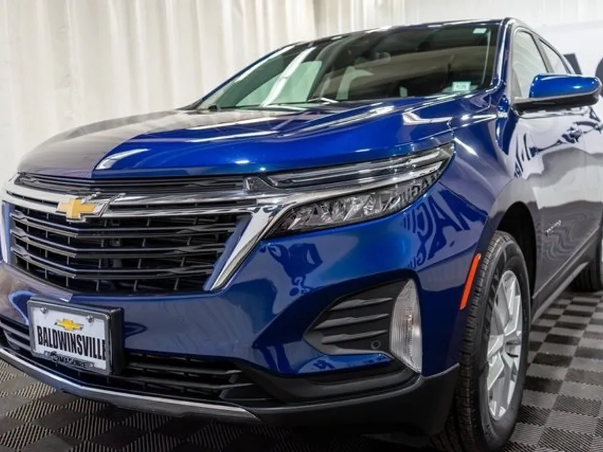 2022 Chevrolet Equinox LT photo 1