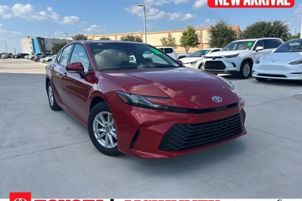2025 Toyota Camry LE photo 1