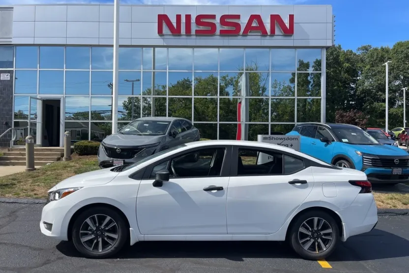 2024 Nissan Versa 1.6 S photo 1