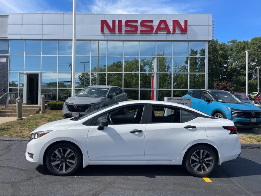 2024 Nissan Versa 1.6 S photo 1