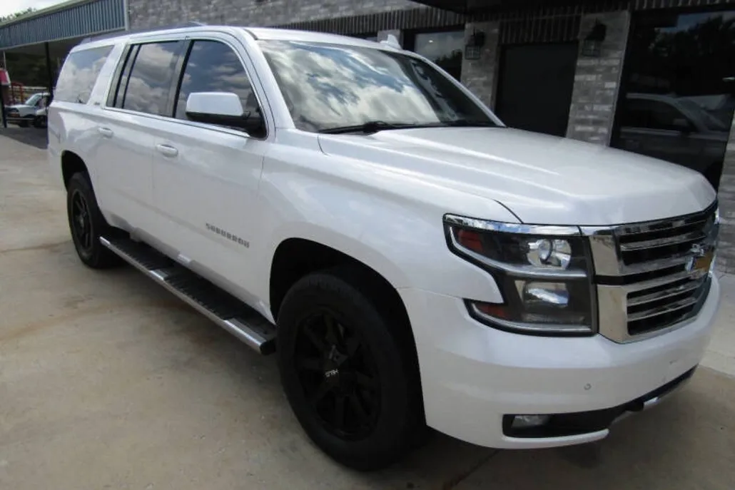 2016 Chevrolet Suburban LT photo 1