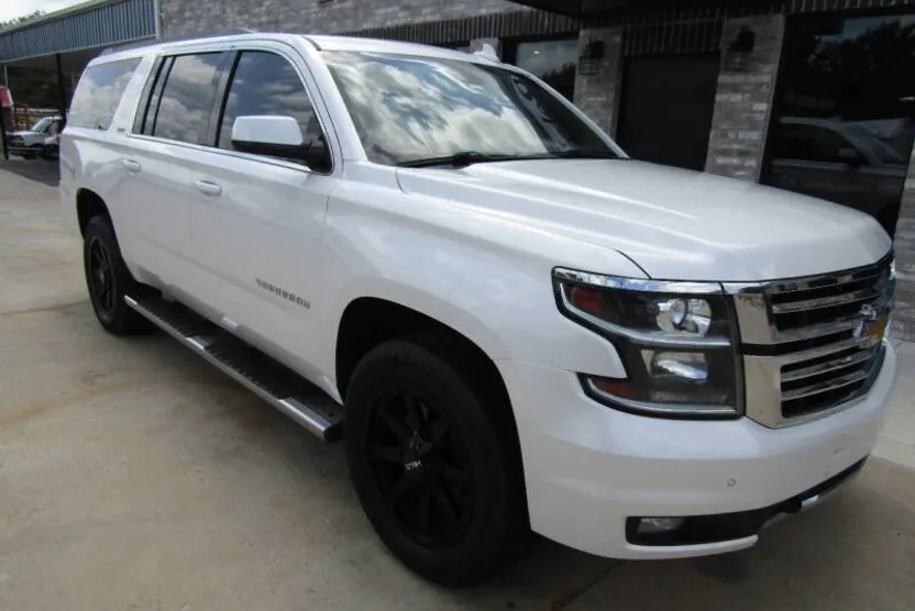 2016 Chevrolet Suburban LT photo 1