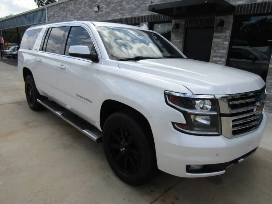 2016 Chevrolet Suburban LT photo 1