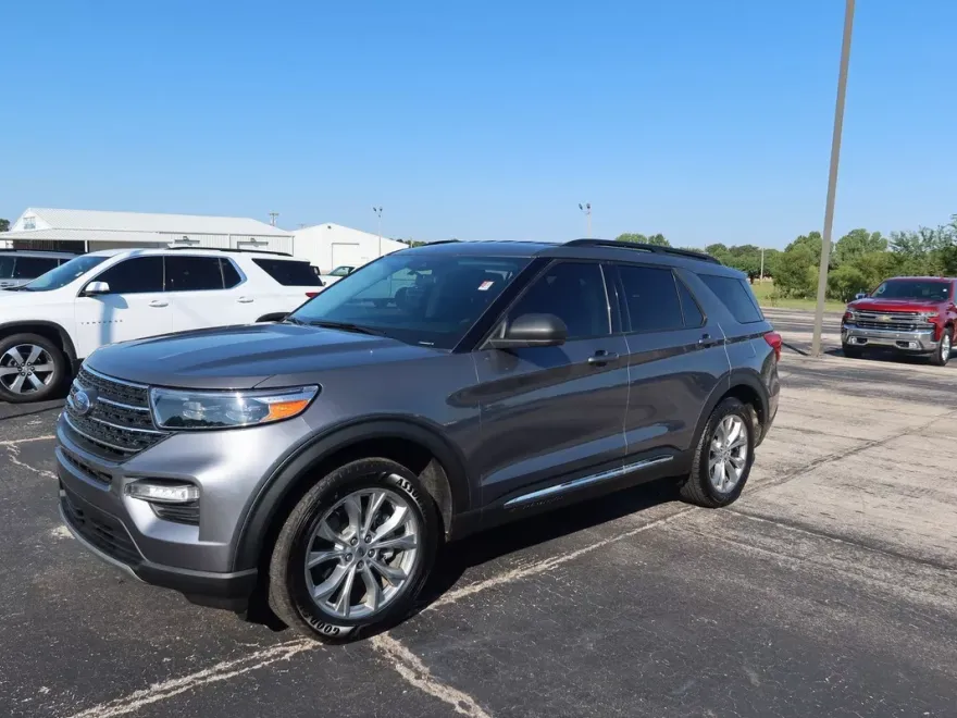 2022 Ford Explorer XLT photo 1