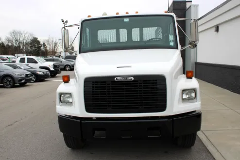 2000 Freightliner FL70 photo 2