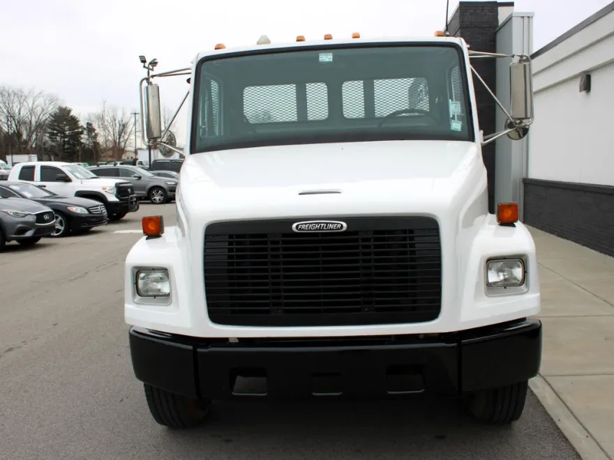 2000 Freightliner FL70 photo 2