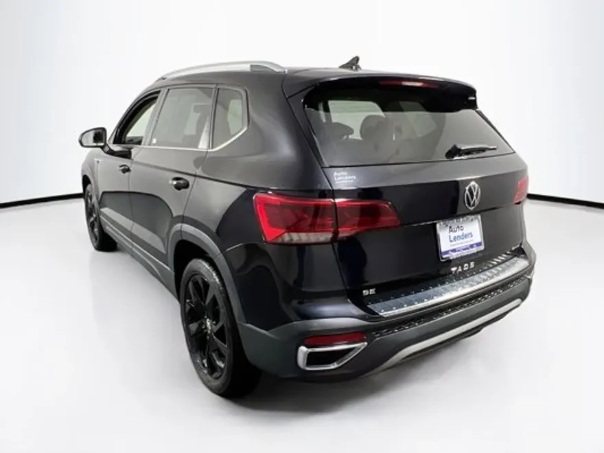 2022 Volkswagen Taos SE photo 1