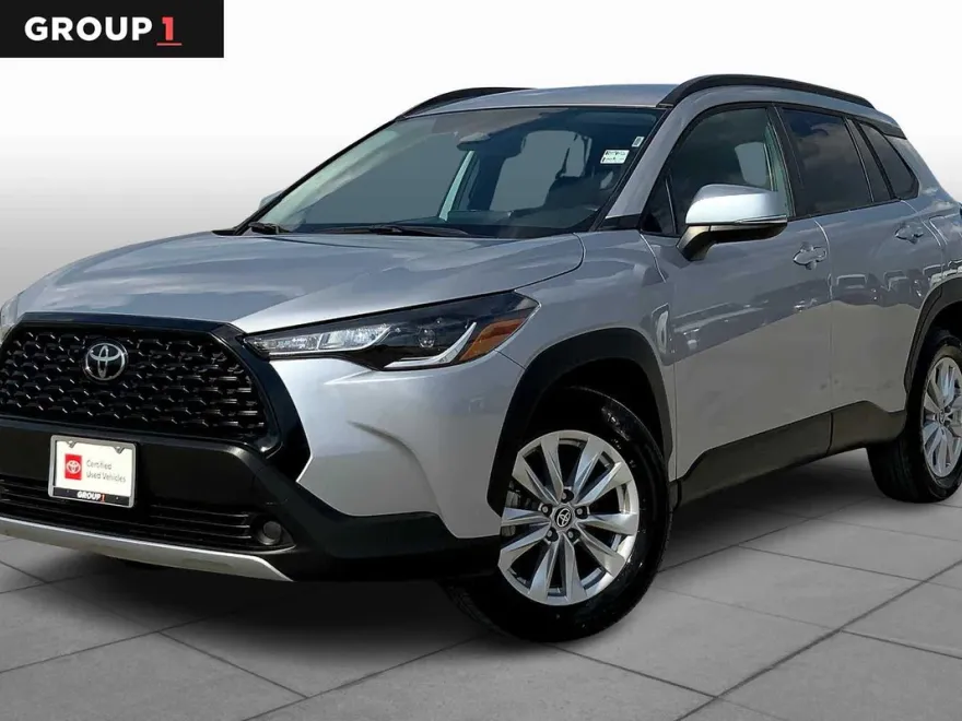 2024 Toyota Corolla Cross LE photo 1