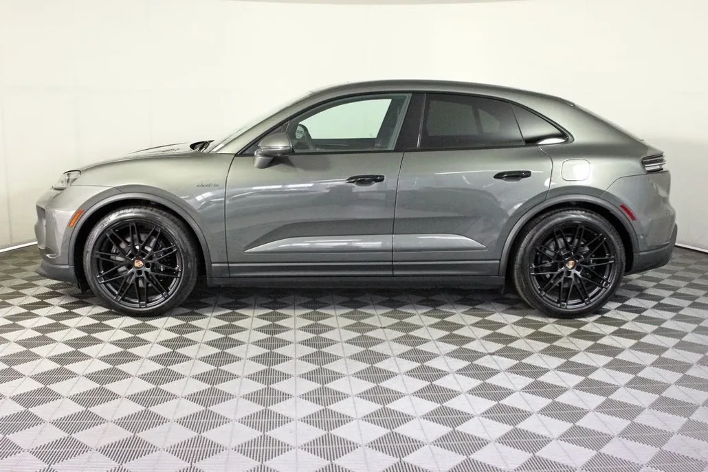2025 Porsche Macan Electric photo 1