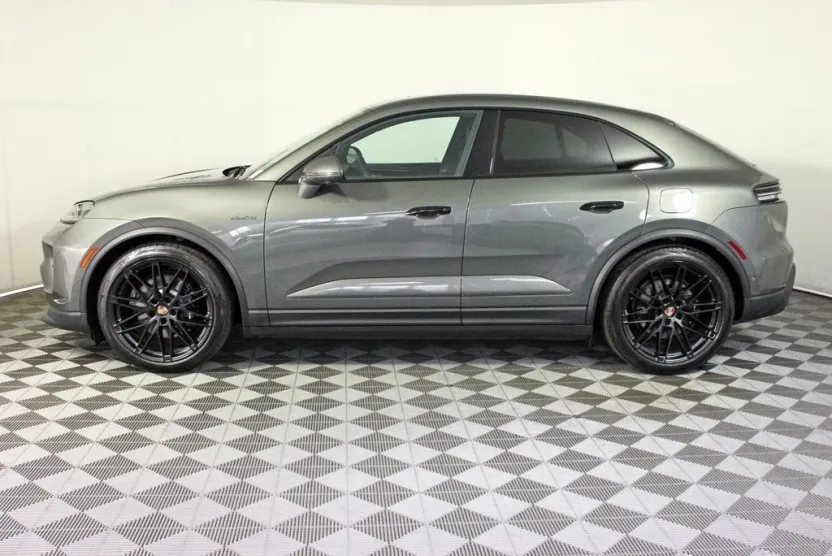 2025 Porsche Macan Electric photo 1