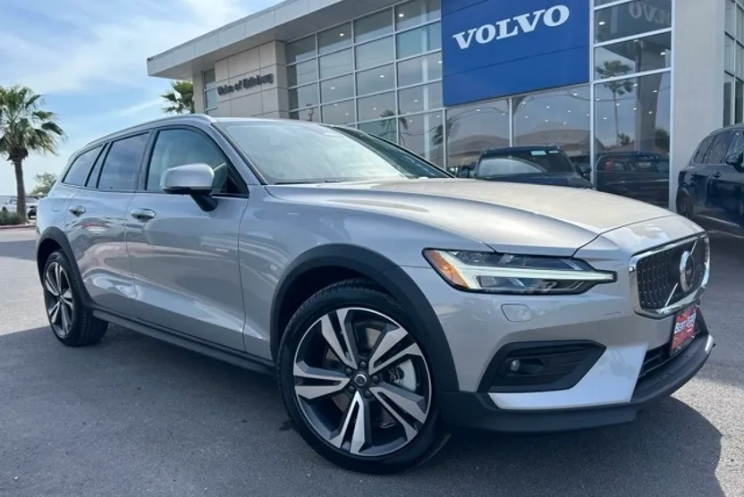 2025 Volvo V60 Cross Country B5 AWD Plus photo 1