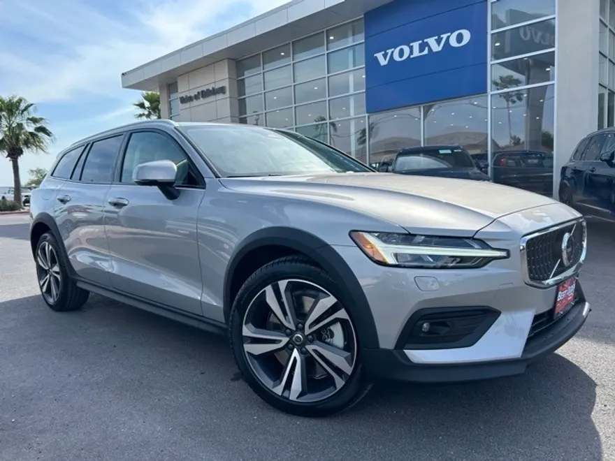 2025 Volvo V60 Cross Country B5 AWD Plus photo 1