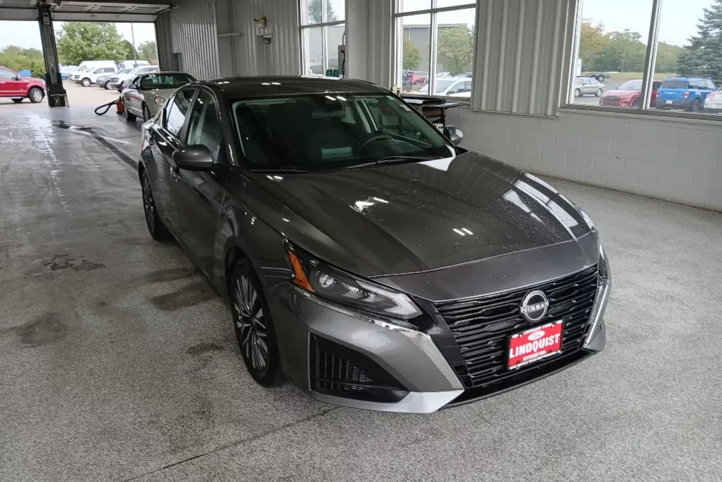 2023 Nissan Altima 2.5 SV photo 1