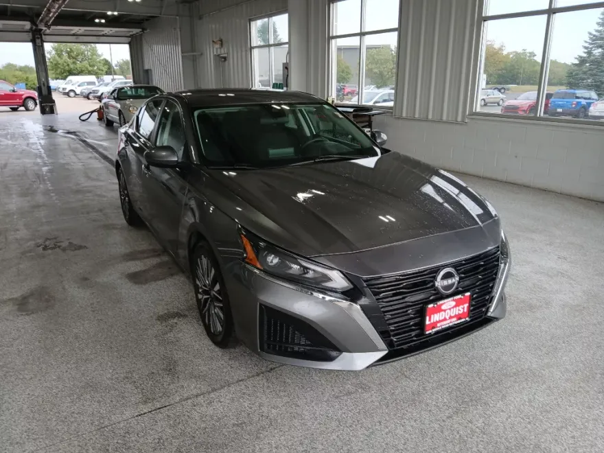 2023 Nissan Altima 2.5 SV photo 1