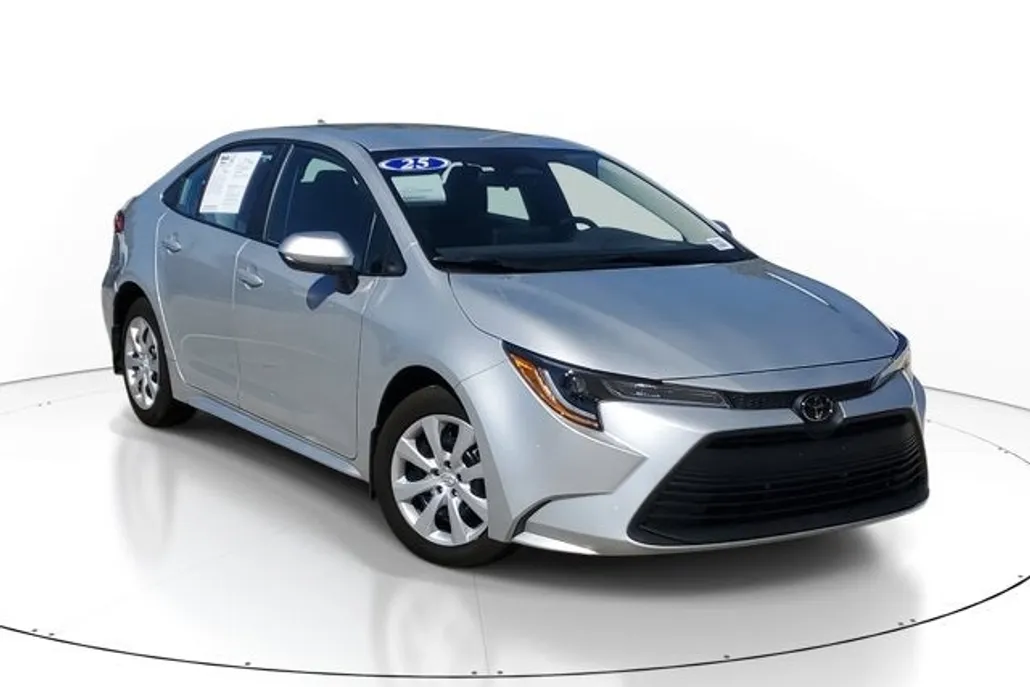2025 Toyota Corolla LE photo 1