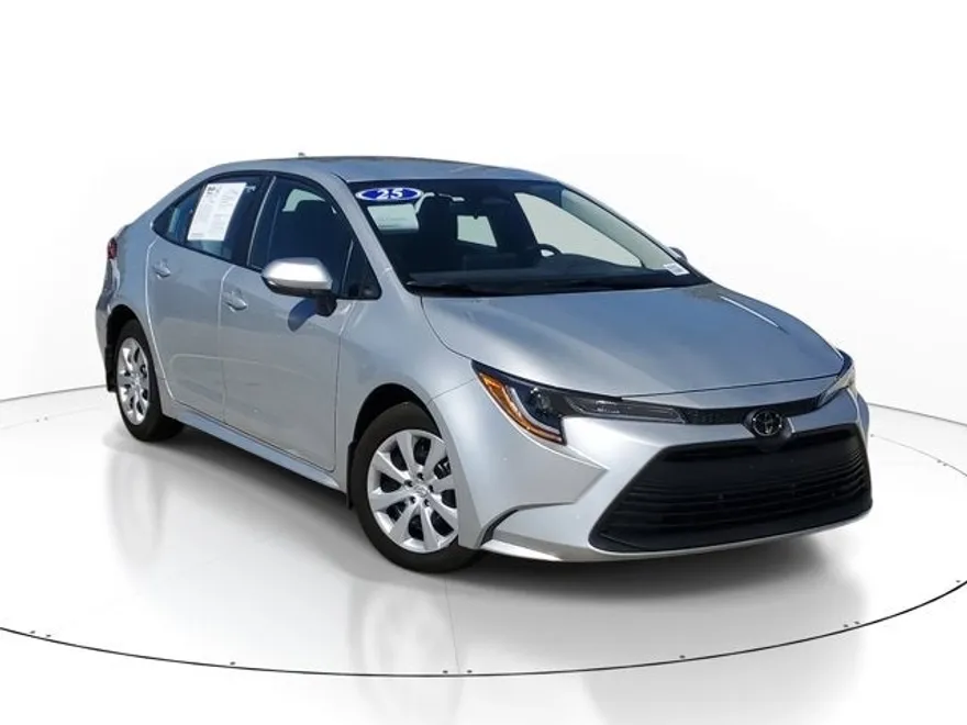 2025 Toyota Corolla LE photo 1