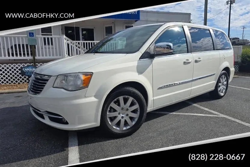 2011 Chrysler Town & Country photo 1