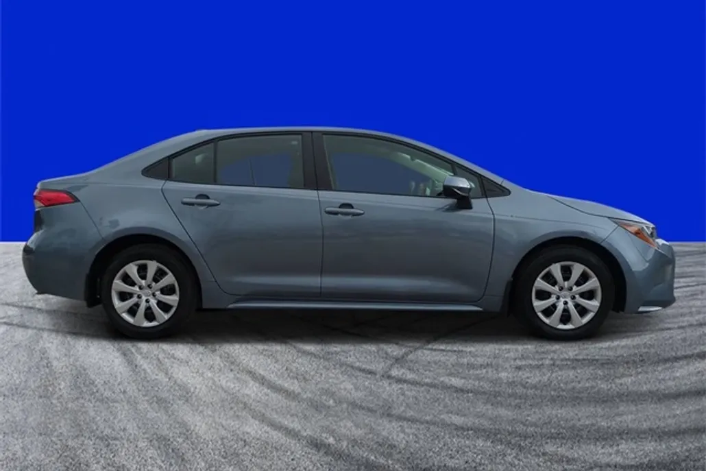 2025 Toyota Corolla LE photo 1