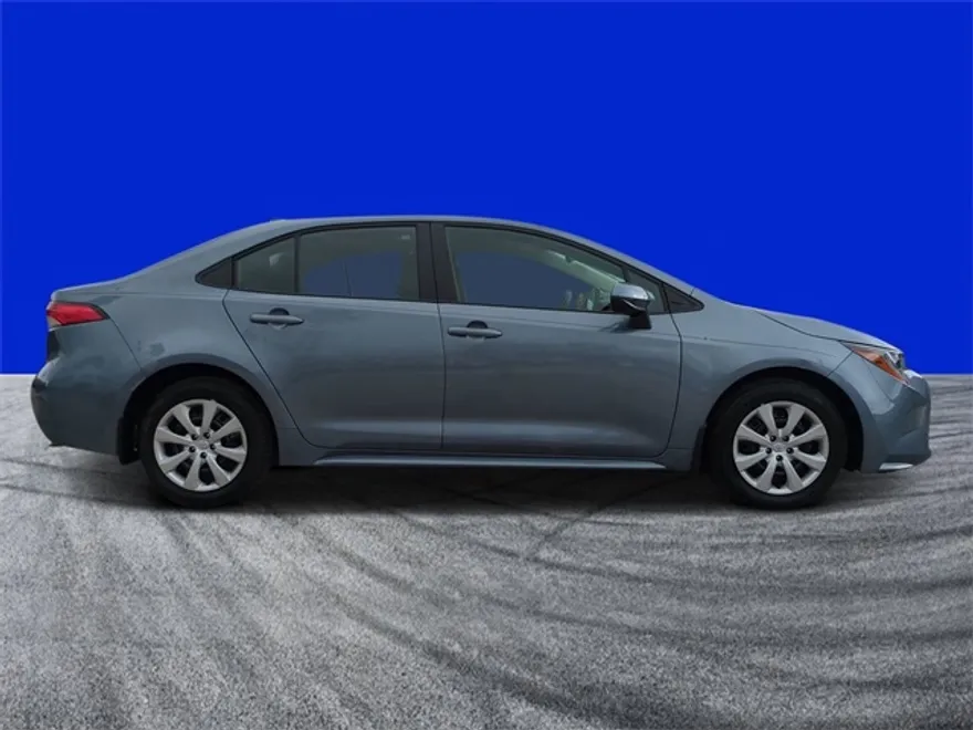 2025 Toyota Corolla LE photo 1