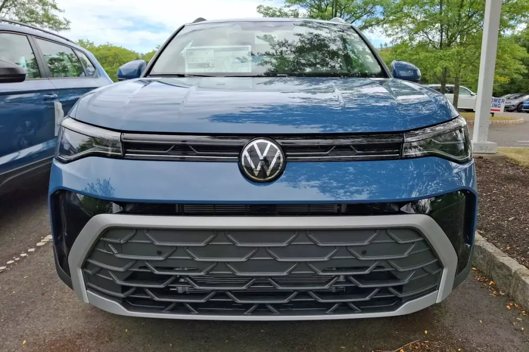 2025 Volkswagen Taos SE photo 1
