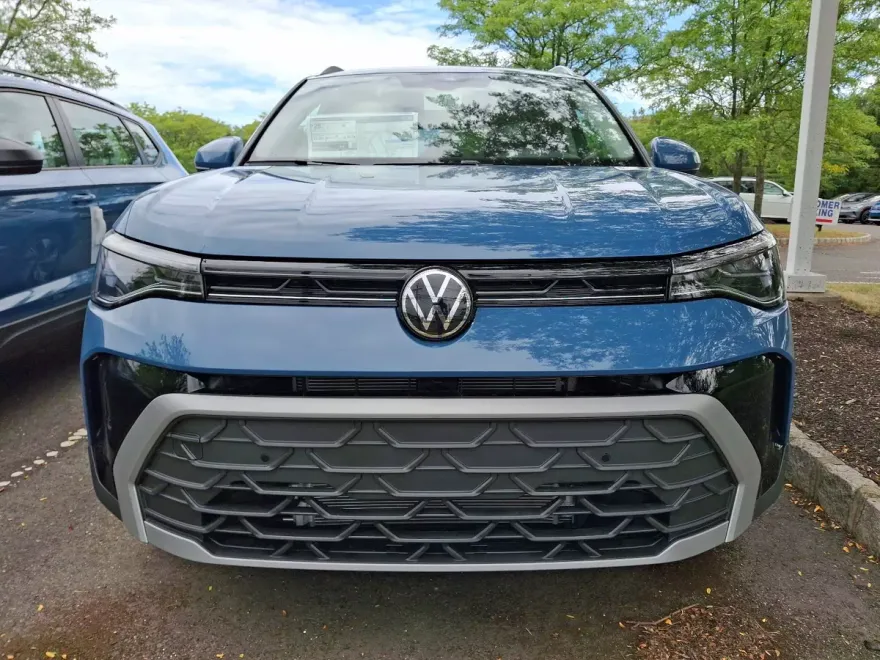 2025 Volkswagen Taos SE photo 1