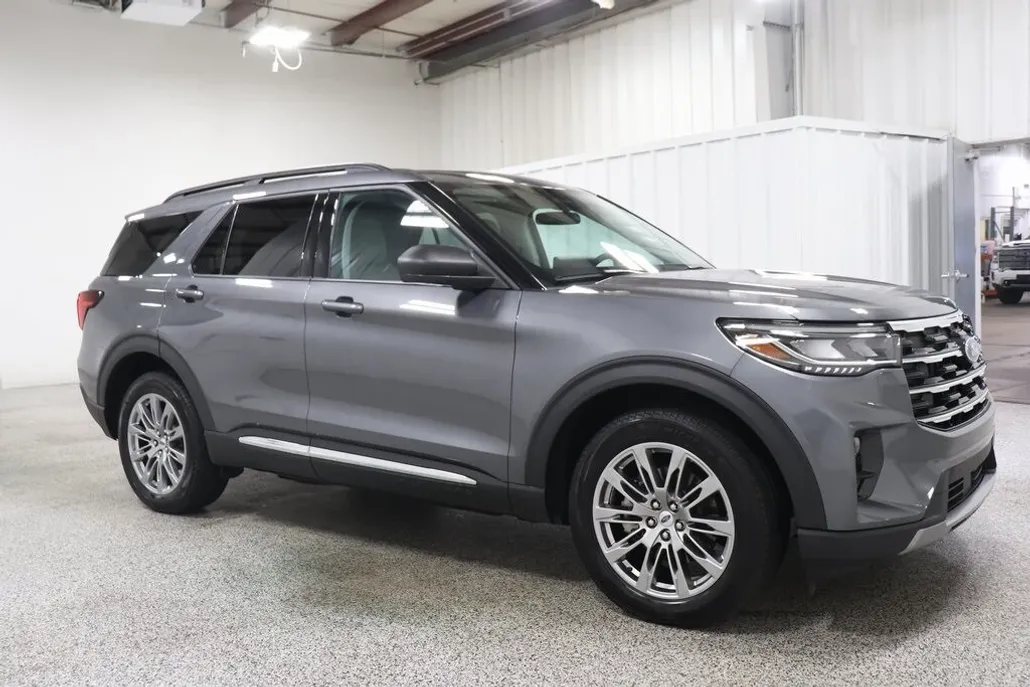 2025 Ford Explorer photo 1