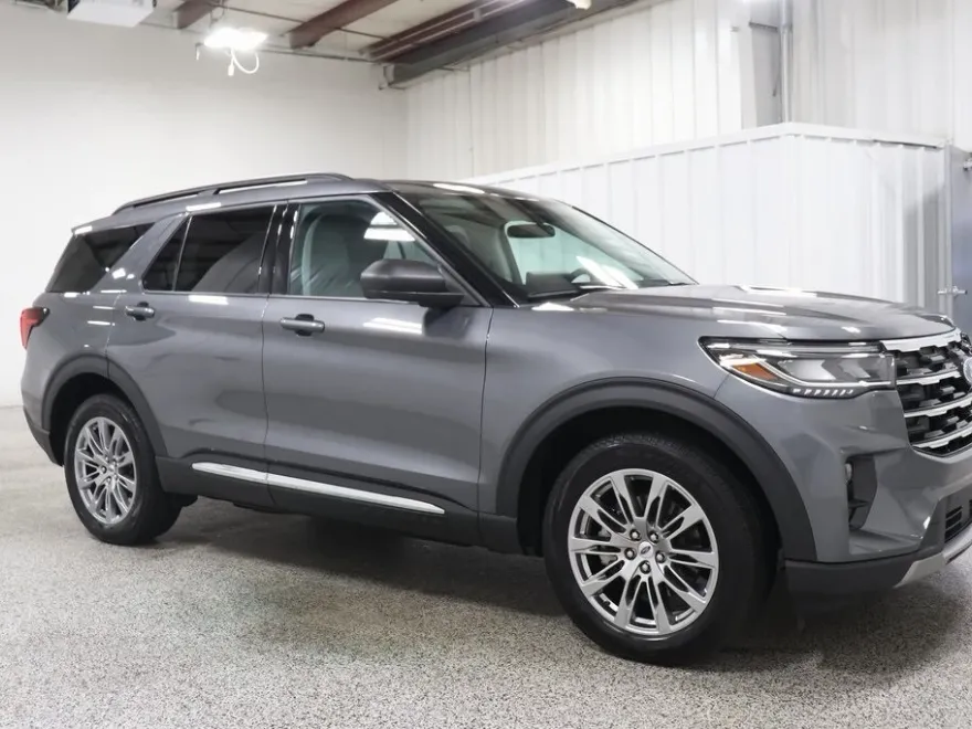 2025 Ford Explorer photo 1