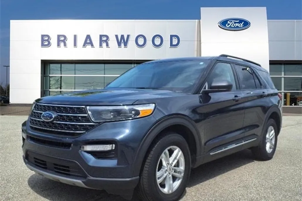 2023 Ford Explorer XLT photo 1