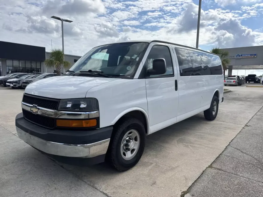 2017 Chevrolet Express Passenger LT photo 1
