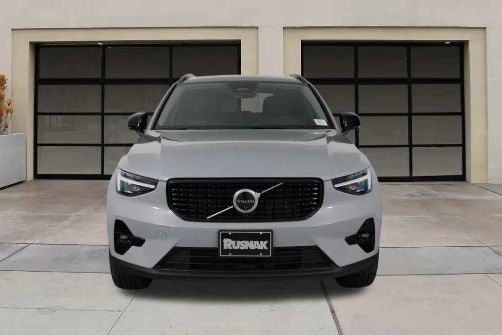 2026 Volvo XC40 Plus photo 1