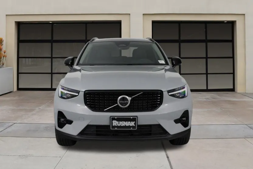 2026 Volvo XC40 Plus photo 1