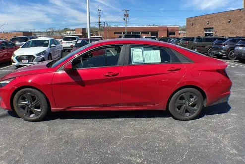 2022 Hyundai Elantra SEL photo 2