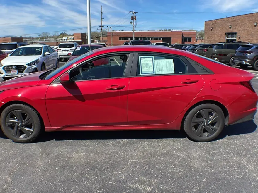 2022 Hyundai Elantra SEL photo 2