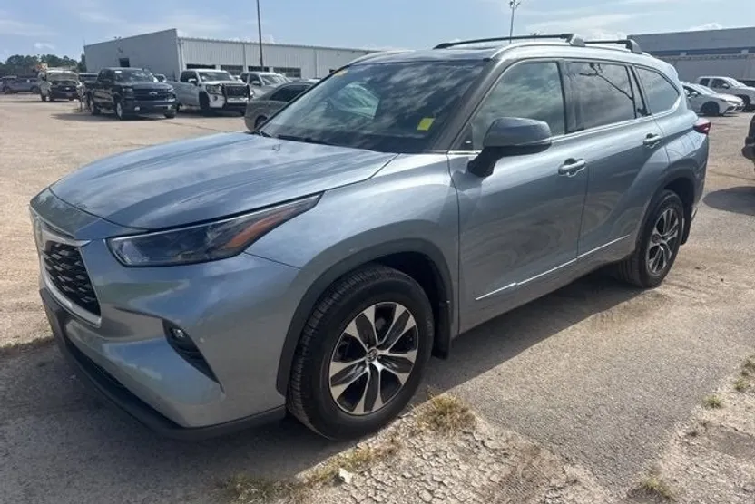 2022 Toyota Highlander XLE photo 1