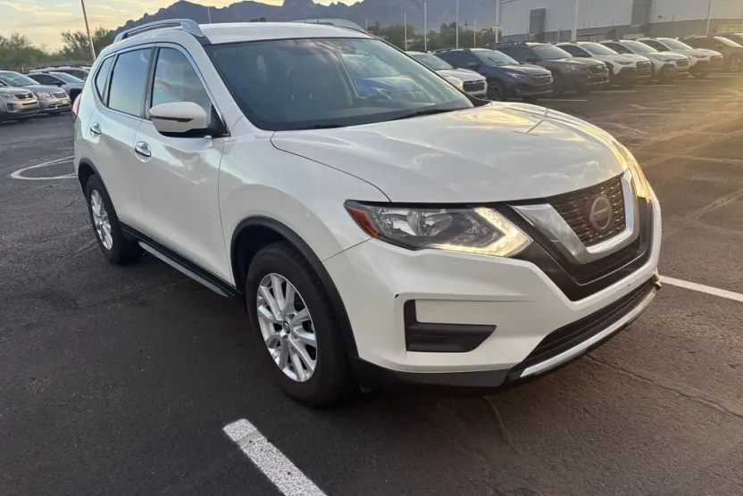 2018 Nissan Rogue SV photo 1