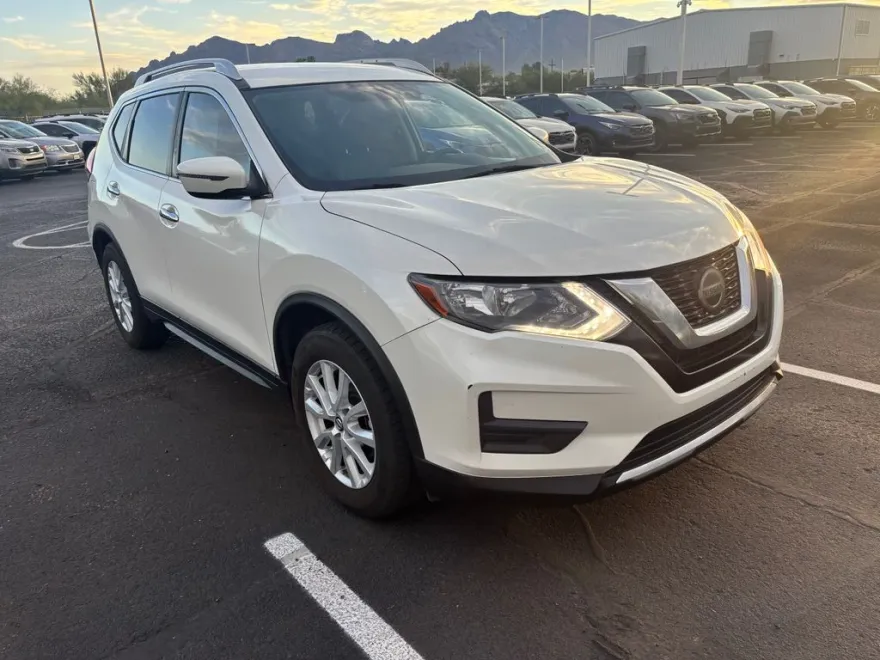 2018 Nissan Rogue SV photo 1
