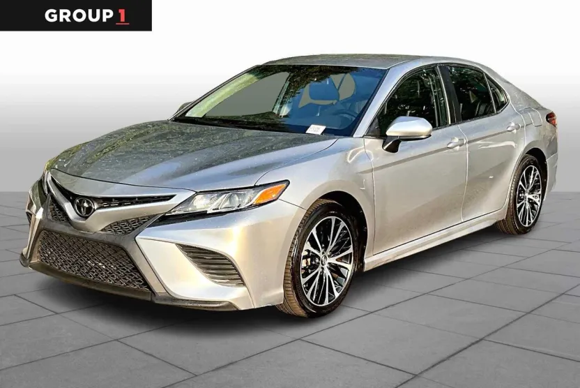 2019 Toyota Camry SE photo 1