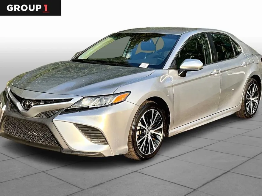 2019 Toyota Camry SE photo 1