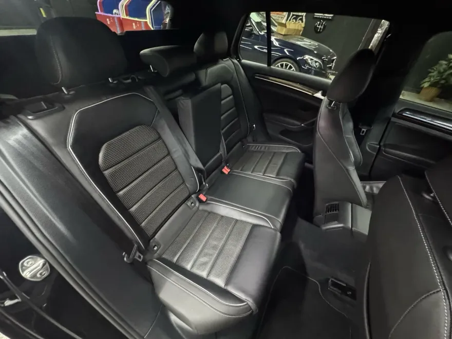 2018 Volkswagen Golf R Base photo 17