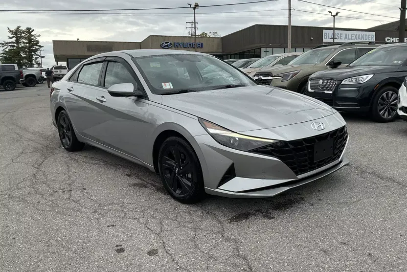 2022 Hyundai Elantra SEL photo 1