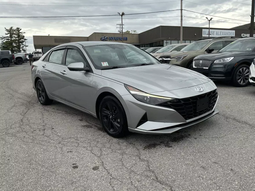 2022 Hyundai Elantra SEL photo 1