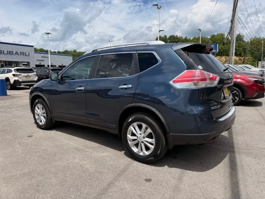 2015 Nissan Rogue SV photo 1